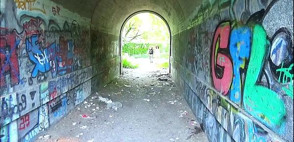 Deutsche BBW Urlauberin in Berlin von 2 Typen im Park gefickt